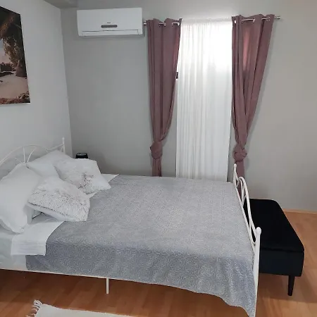 Beachfront Ana 公寓 特罗吉尔